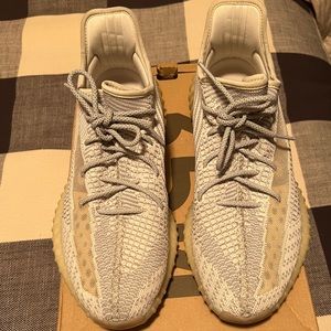 adidas Yeezy Boost 350 V2
Lundmark (Non Reflective)